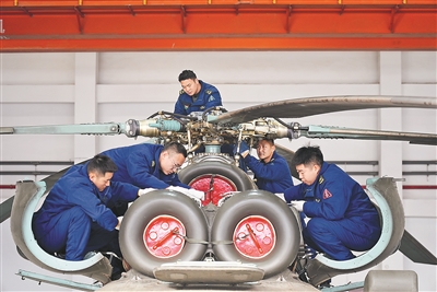 机械技师检修维护直升机。邓　柳摄