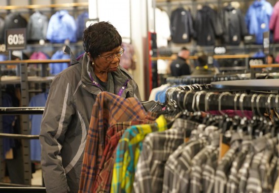 1月22日，在美国纽约一处购物中心，顾客查看价签。新华社记者张凤国摄