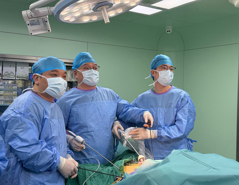 疝与腹壁外科专家团队为患者实施手术。