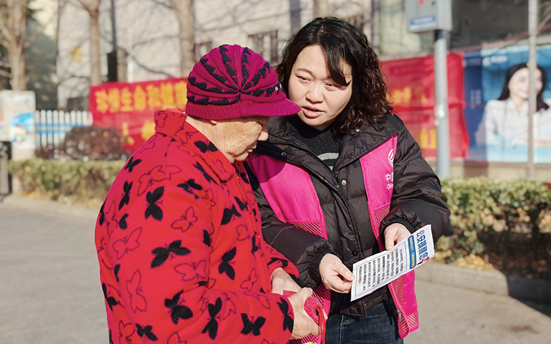 移动志愿者为老人普及反电信网络诈骗知识。