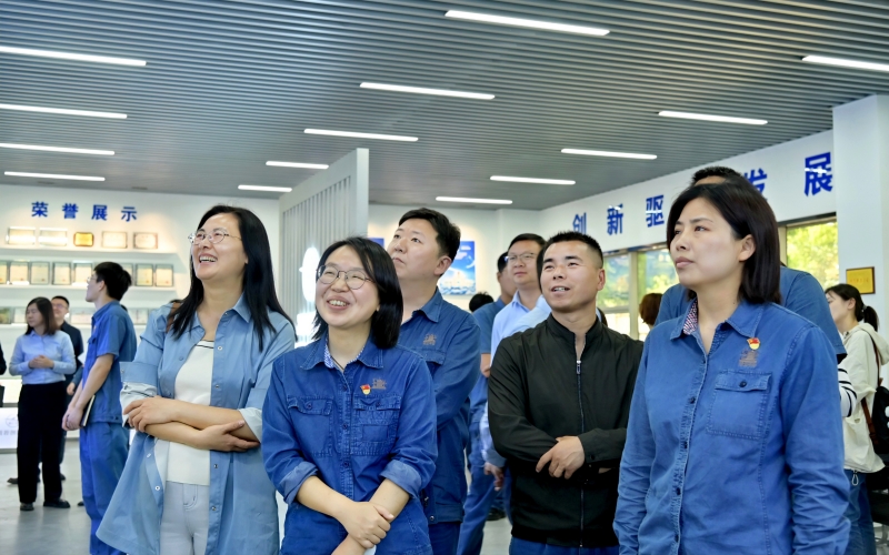 武汉卷烟厂赴凌云科技集团劳模创新工作室开展匠心研学活动。陈志辉摄