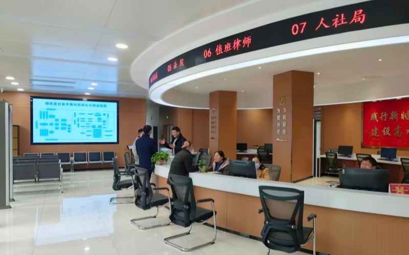 郧西县综治中心正在接待群众。徐丽摄