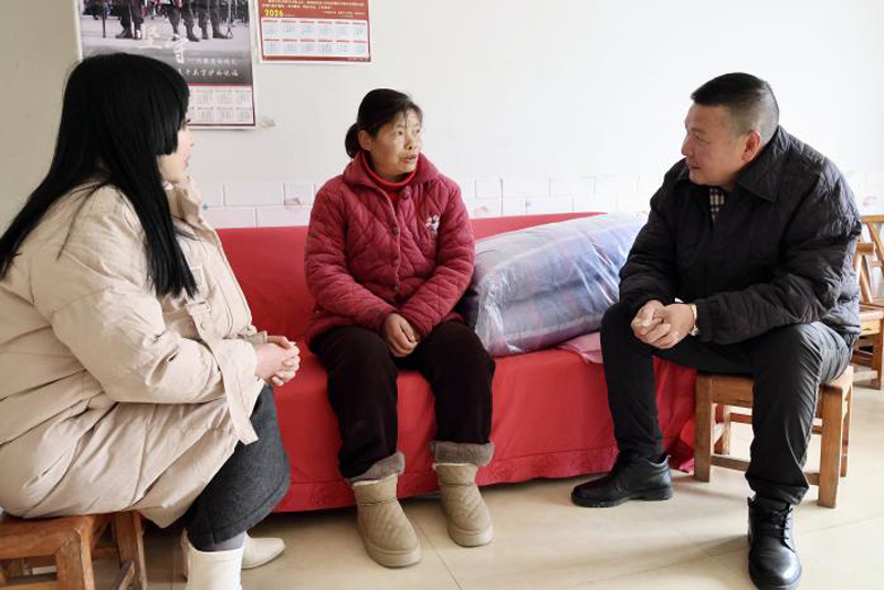 村支书汪平和驻村工作队队长段金华看望脱贫户。