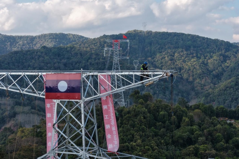 从老挝一侧拍摄的中老500千伏联网工程国内段与老挝段线路全线贯通现场。中国南方电网澜湄国际能源有限责任公司供图