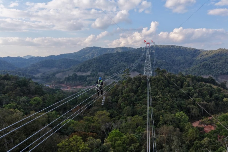 从老挝一侧拍摄的中老500千伏联网工程国内段与老挝段线路全线贯通现场。中国南方电网澜湄国际能源有限责任公司供图