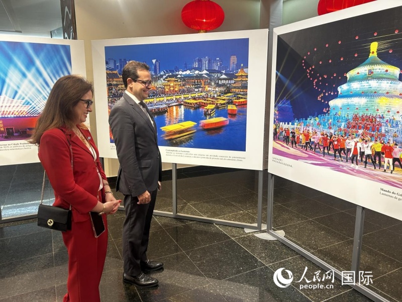 招待会上还举行了中国春节文化图片展,吸引来宾纷纷驻足。 人民网记者 刘以爽摄