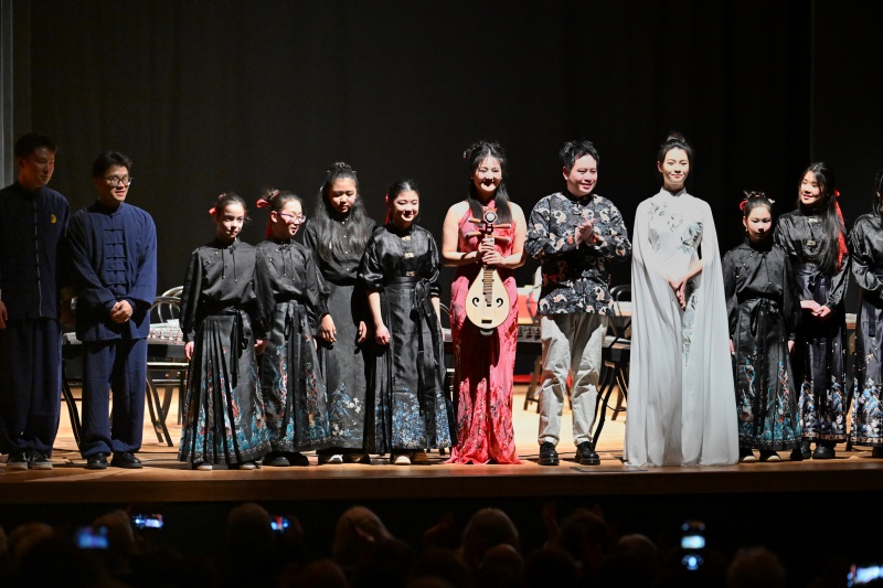 图片说明：乐团成员谢幕合影。 主办方供图