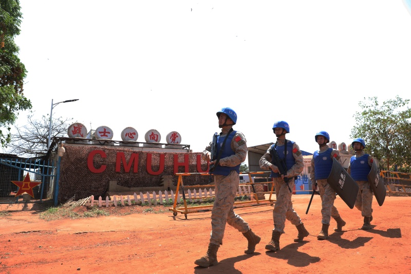 应急小组在营区周边巡逻。黄浩摄