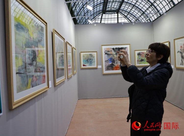 “中国艺术家邀请展”展区。人民网记者 尚凯元摄