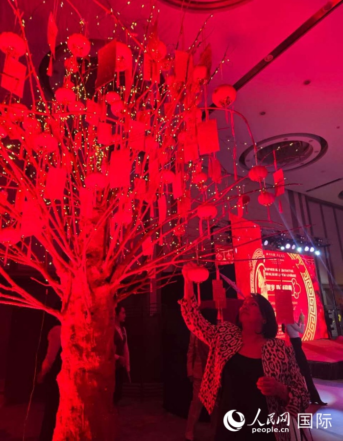 当地民众挂上新年祈福卡。人民网记者 李强摄