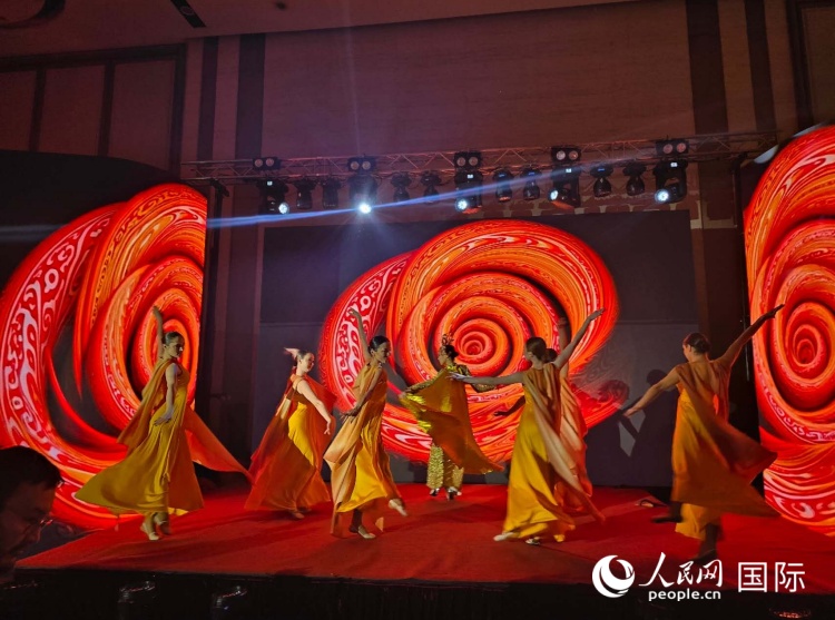 哈国青年演绎中国传统舞蹈。人民网记者 李强摄