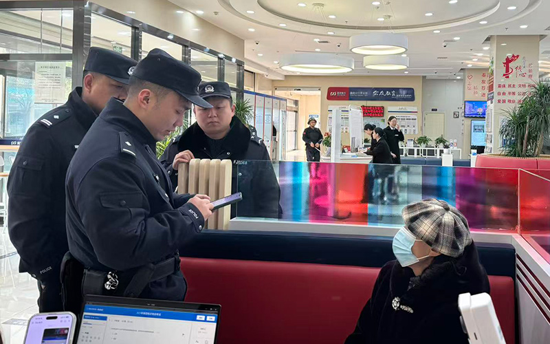 警方询问老人具体情况。