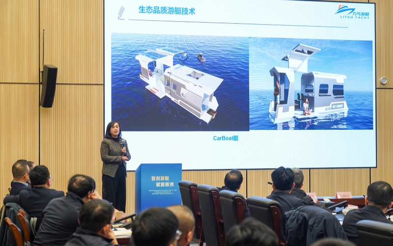  21英尺电动双体游艇情况介绍。