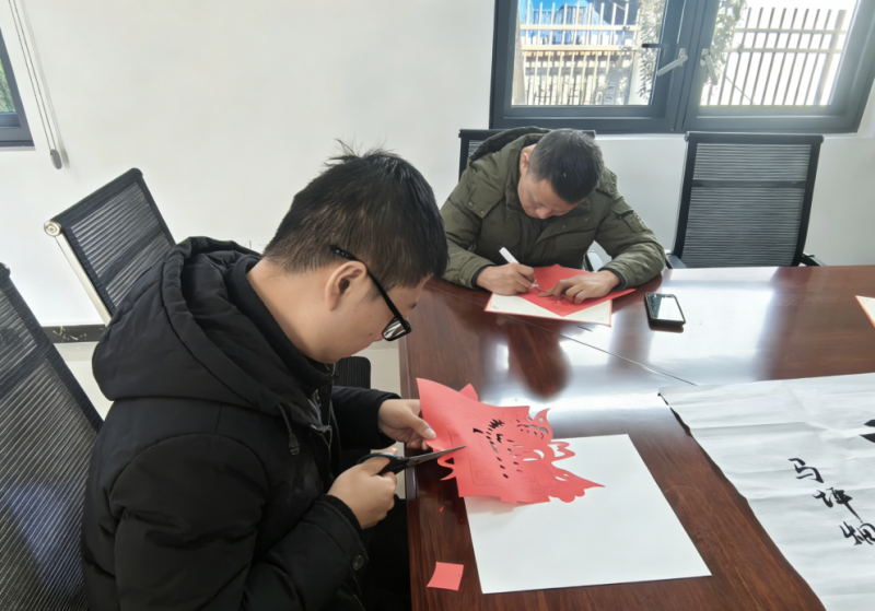 广水烟草青年员工创作清廉剪纸作品。