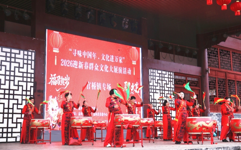 展现本地传统民俗特色的演出节目《战马》。