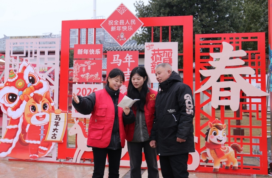 志愿者有序引导市民游客入场。