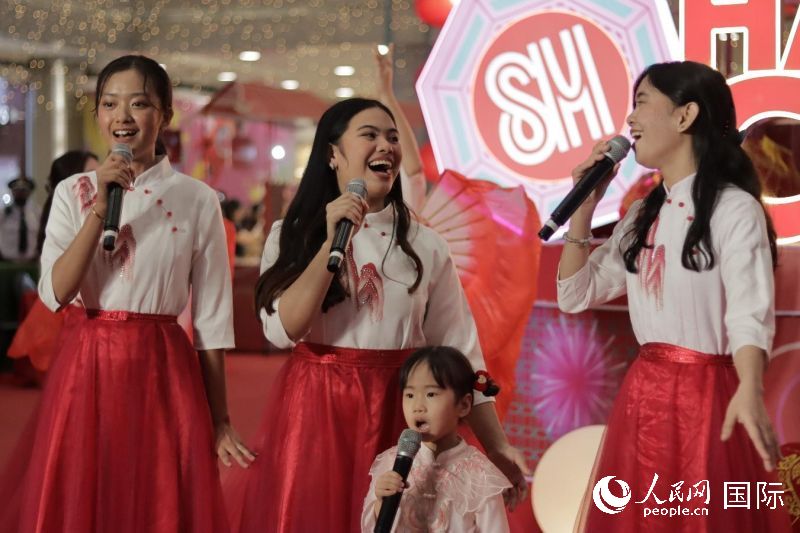 红溪礼示大学孔院师生合唱《想把我唱给你听》《明天会更好》，传递对未来的美好期许。人民网记者 樊帆摄