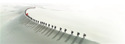 2020年夏,新疆生产建设兵团军事部组织官兵开展重走“沙海老兵”征战沙漠路活动。资料照片