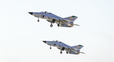 近日,空军西安飞行学院某部组织飞行训练。李荔奔摄