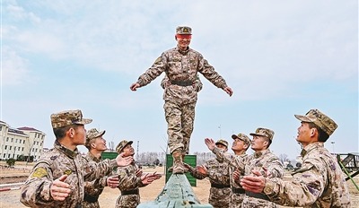 第71集团军某旅深入开展“心理服务送基层”活动，提高官兵心理健康水平，营造积极的内部氛围。胡庆峰摄