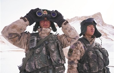 图④：哨兵在雪山上瞭望。