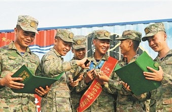 海军某部二级上士金磊（右三）比武归来，与战友交流比武心得。赵德远摄