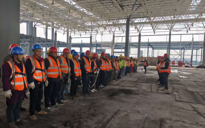 建设者们坚守施工一线。