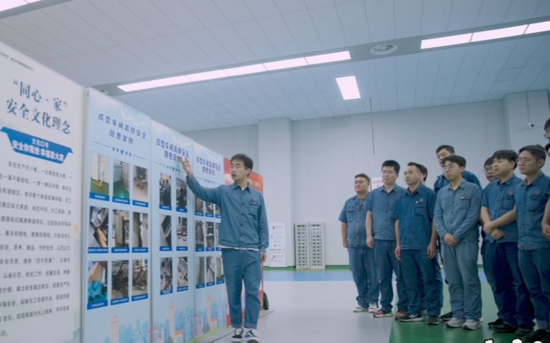 成型车间利用班前会开展高频安全事故警示教育。柯根松摄