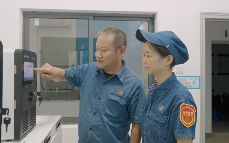 安全监督员与操作员进行设备启停的“手指口述”。柯根松摄