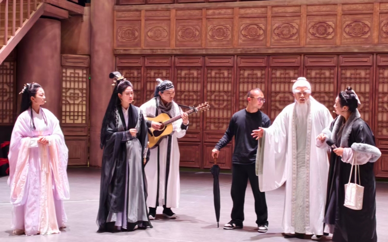 大话武当剧场与游客沉浸式互动。