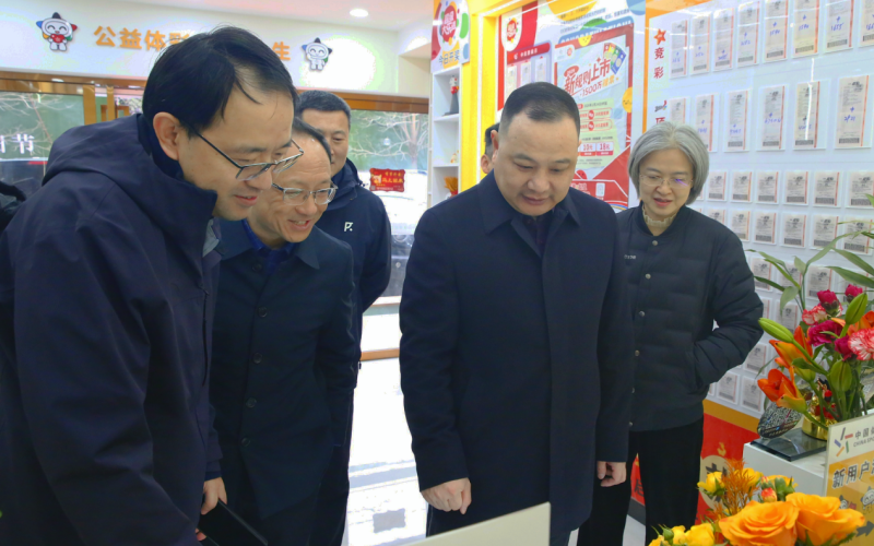 相关负责人在代销点查看运营情况。