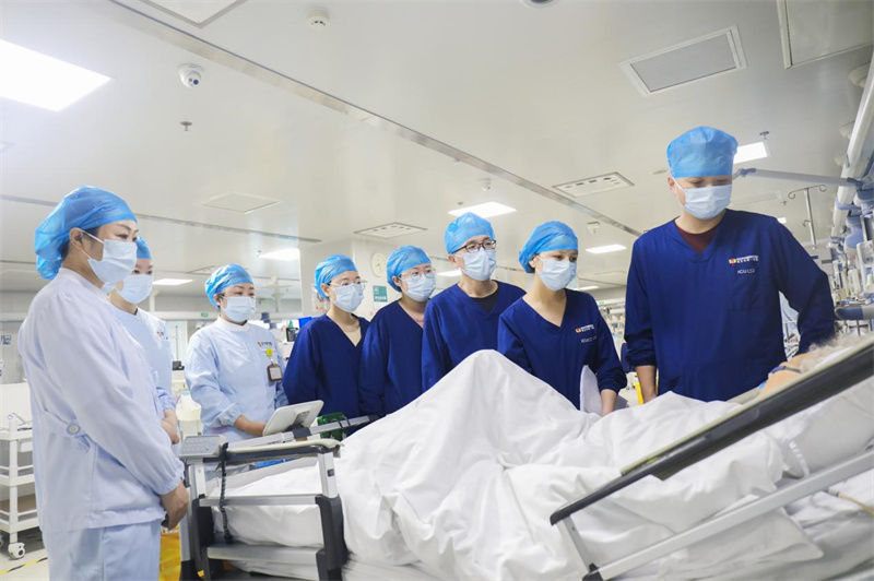 武汉市第一医院重症医学科胡述立主任团队为患者查房中。代雨朦摄