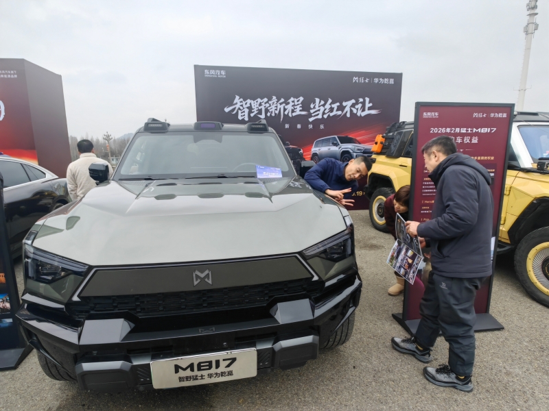 市民正在现场了解东风猛士汽车。人民网记者 郭婷婷摄