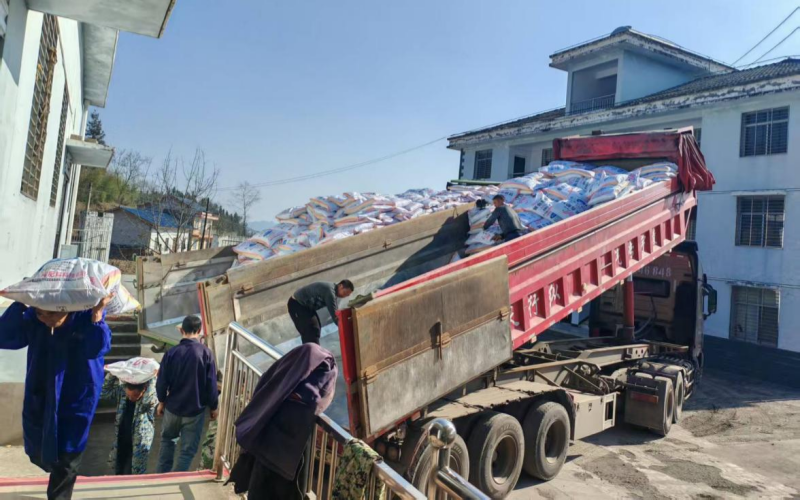 烟用化肥及时到村。