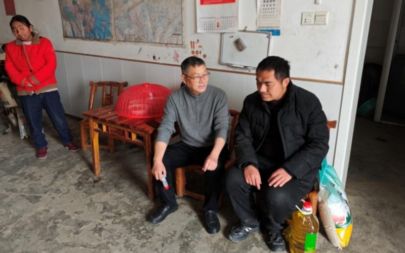 驻村工作队“第一书记”在王国生家中走访。