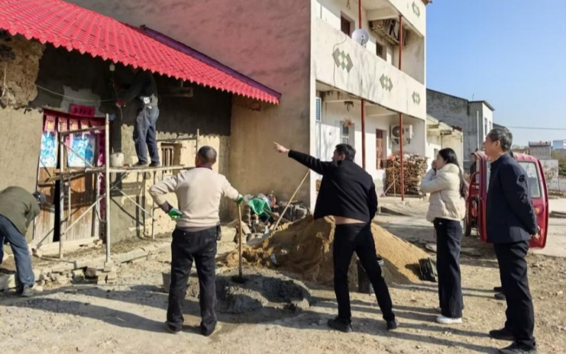 驻村工作队查看村民房屋修缮情况。