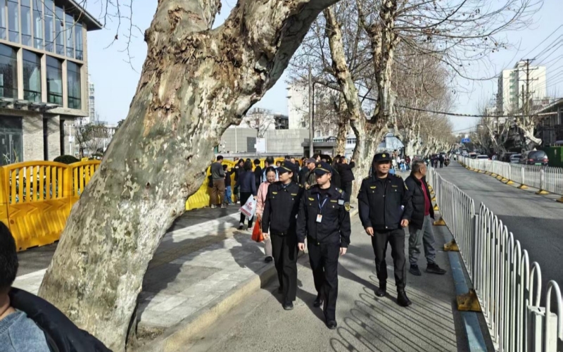 中华路街道综合执法中心的队员春节坚守岗位。