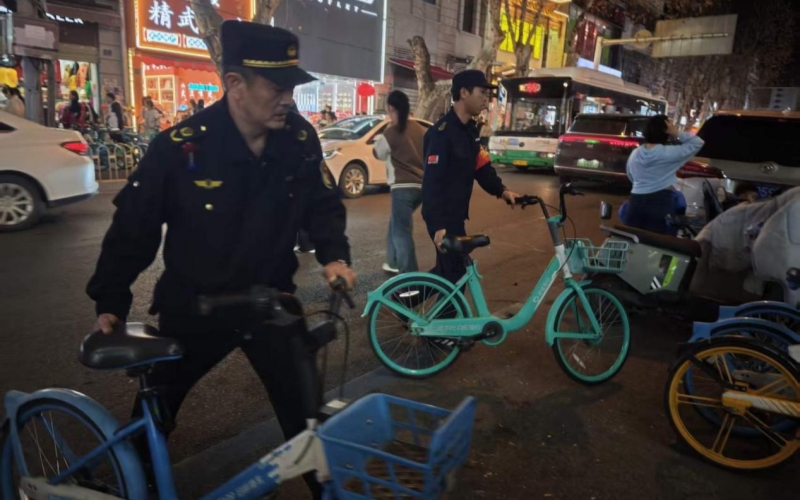 中华路街道综合执法中心的队员春节坚守岗位。