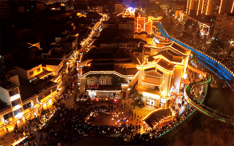 郧西县七夕天街流光溢彩游人如织。