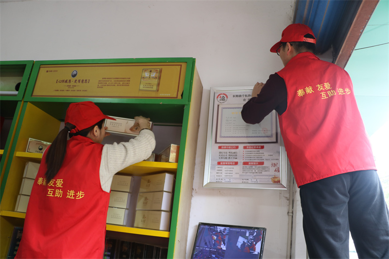 志愿者帮助零售户整理店面