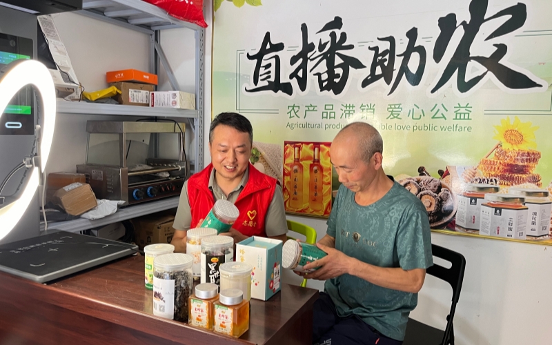 客户经理帮助客户进行直播。