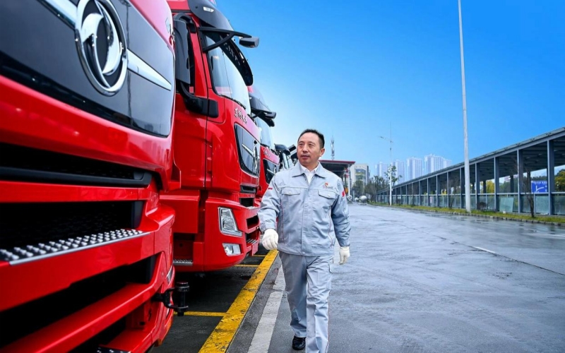 全国人大代表、东风商用车有限公司整车工厂总装检测车间“王涛班”班长、首席技能师王建清。