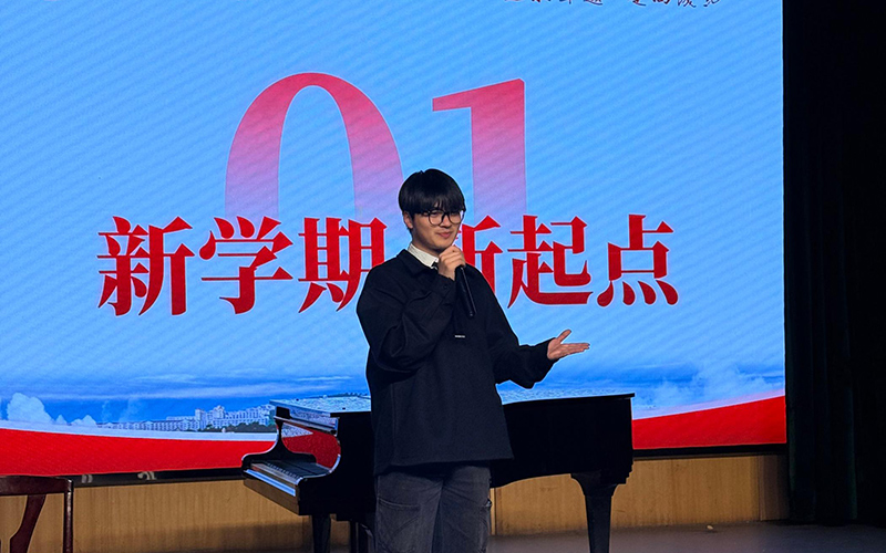 学生分享寒假作业故事。