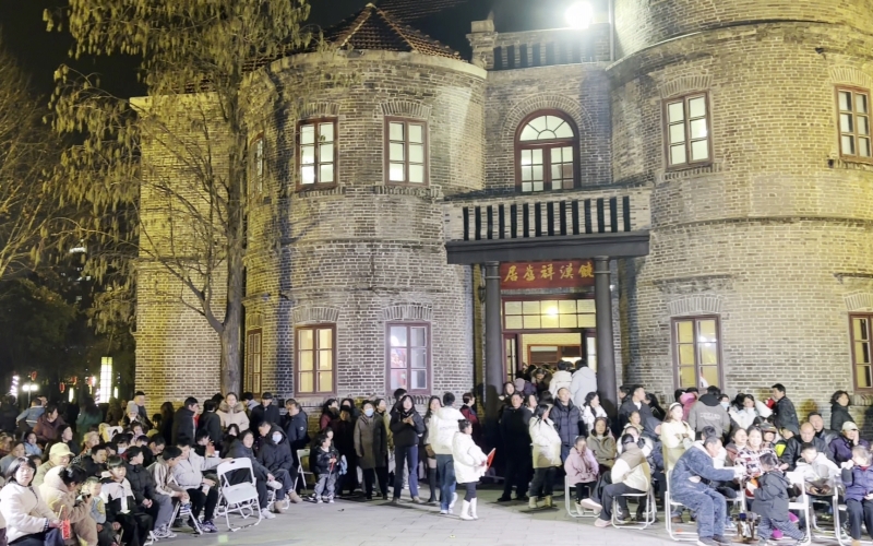 武穴景区夜间游人络绎不绝。