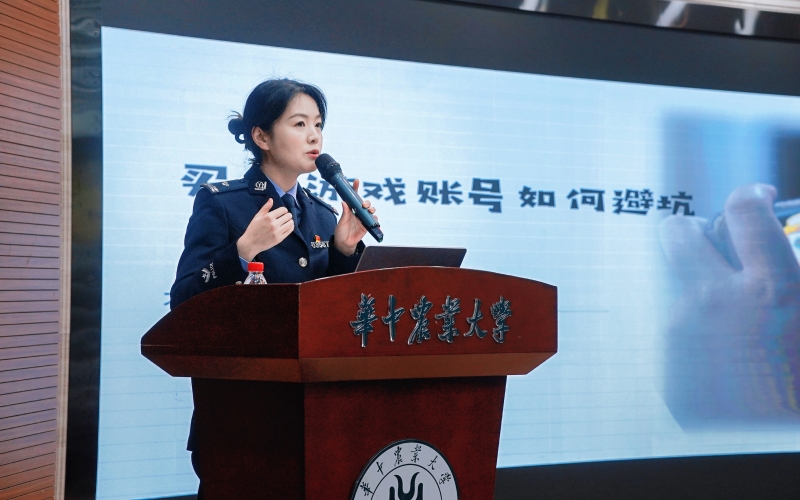 民警进高校开展反诈宣讲。