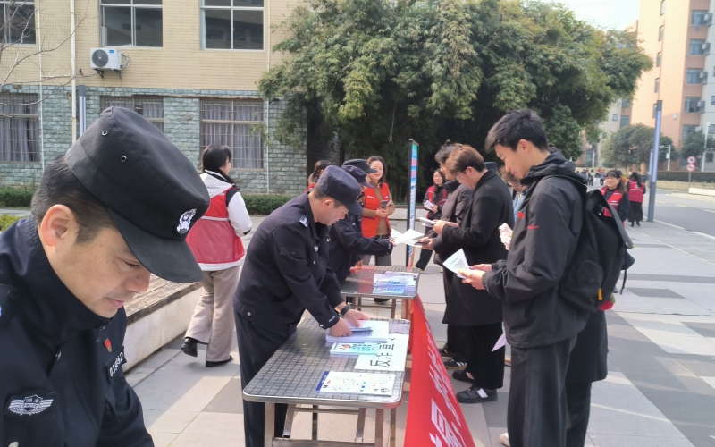 民警给师生发放宣传资料。