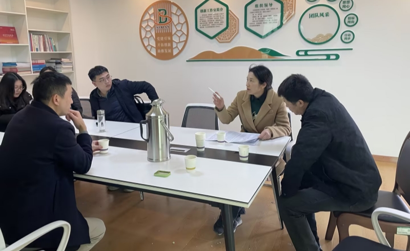 财务科向基层单位“送服务上门”。穆佳钰摄