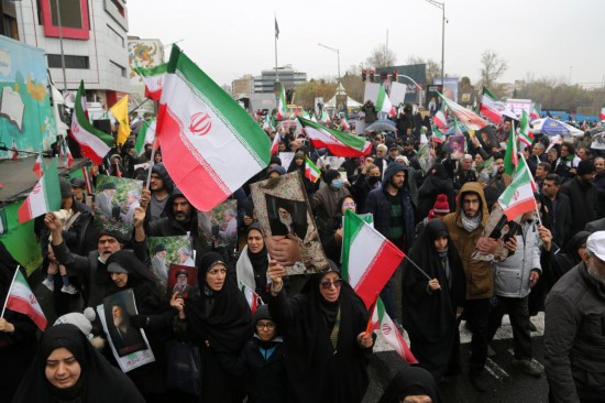 　　3月13日，人们在伊朗首都德黑兰参加集会。新华社发