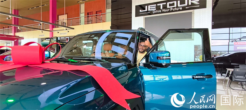 一位顾客正在进行试驾 人民网记者黄培昭摄