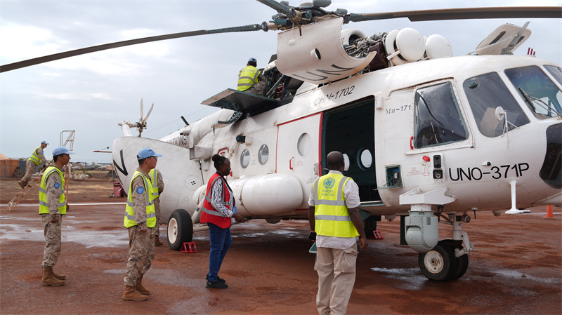 对直升机舱门进行检查 黄浩摄